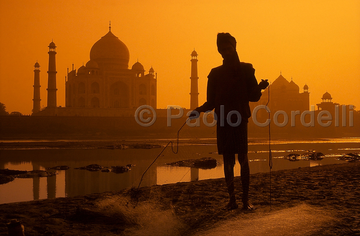 Fisherman in Yamuna River in front of Taj Mahal, Agra, India
 (cod:India 01)